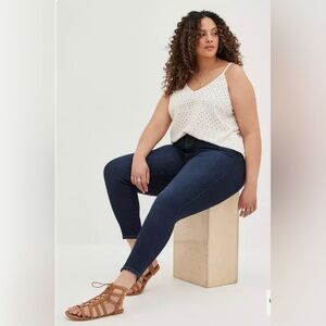 Torrid Womens 24S Short NWT Bombshell Skinny Premium Stretch High-Rise Jean